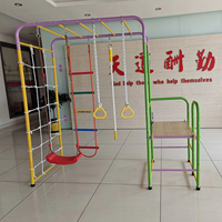 Ensemble de jeu intérieur multifonctionnel pour enfants avec balançoire, échelle d'escalade et anneaux