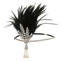Kit d'accessoires Gatsby des années 20 pour femme : Cape à sequins, bandeau à plumes, éventail, gants et collier de perles