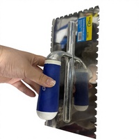 Truelle à carrelage crantée avec manche en aluminium, revêtement antidérapant en plastique, lame carrée en acier au carbone de 14 pouces, poignée souple pour adhésif de carrelage DIY