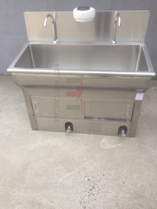 Lavabo Quirúrgico de Acero Inoxidable para Hospital con Control de Pedal/Sensor para Dos Personas, Marca MT MEDICAL - Product Image 5