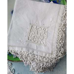 Ensemble de 4 serviettes d'apéritif ou de dessert Mirellas avec élégant tissu en dentelle et accessoires - Product Image 1