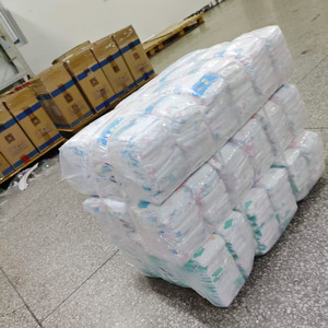Couches jetables premium pour bébé, hypoallergéniques, à l'extrait d'aloe vera, douces pour les peaux sensibles, confort tout au long de la journée pour bébé - Product Image 1