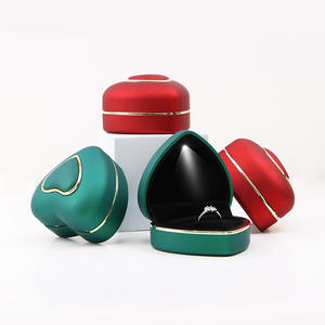 Caja de joyería de terciopelo con cierre de bisagra en forma de corazón personalizada de Pink Factory, con cinta, adecuada para anillos y collares. - Product Image 1