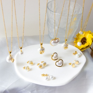 Juego de Joyería de Acero Inoxidable a Buen Precio, Aretes con Forma de Corazón y Collar con Colgante de Perla Hipoalergénico - Product Image 2