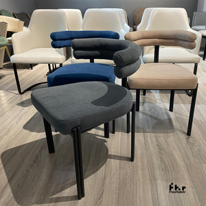 Chaise de salle à manger rembourrée en bouclette personnalisable, pieds en métal mat foncé, vente en gros pour projets hôteliers - Product Image 3
