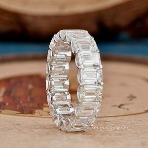 Anillo de diamantes de joyería fina sofisticada con piedra central de corte pera y banda cónica elegante para un estilo nupcial moderno. - Product Image 1