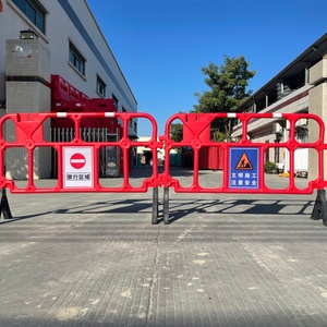 Barrière de circulation en plastique rouge avec panneau d'interdiction d'accès, barricade temporaire en HDPE pour le contrôle des foules, la sécurité routière et la construction - Product Image 3