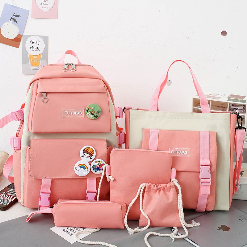 Conjunto rosa de cinco piezas.