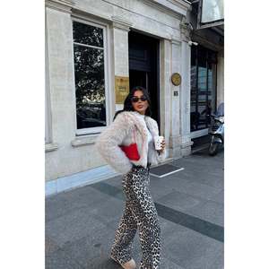 Abrigo con capucha de piel sintética estilo vintage, impermeable, con cremallera, estampado a cuadros, de leopardo, de oveja, corto, largo, tipo gabardina, de piel sintética de zorro teñida, de algodón. - Product Image 1