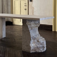 Table à manger rectangulaire en travertin beige naturel, minimaliste, bio, sur mesure, avec base sculptée et bords bruts, pour la maison