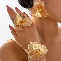 Boucles d'oreilles clous en forme de fleur creuse plaquées or et argent avec strass pour femmes, bijoux de fête, vente directe d'usine en gros