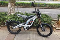 Moto tout-terrain électrique SurRon 2026 10000W 72V 35AH avec éclairage intégré pour vélo de route Light Bee X Surron