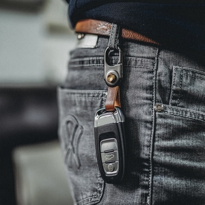 2024 mới kim loại Keychain da bò da Xe móc chìa khóa <span class=keywords><strong>Fob</strong></span> với vít đồng Punk retro phong cách trang trí xe phụ kiện - Product Image 5