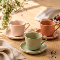 Ensemble de tasses et soucoupes en céramique couleur unie rose pâle, vert sauge et terre cuite, finition mate, pour expresso, avec plateau en bois, style de vie