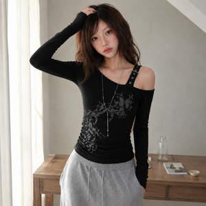 Haut asymétrique à manches longues léger et ajusté avec imprimé papillon foncé, col asymétrique et bretelles métalliques – Style Hot Girl unique - Product Image 2
