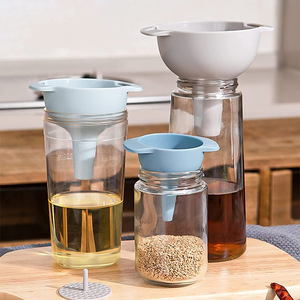 Wholesale 4-in-1 Multi-Functional Plastic Funnel Set 4-Piece Kitchen Oil Pouring Dispensing Filter <b>Colanders</b> & <b>Strainers</b> - Product Image 4