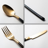 Ensemble de couverts de mariage modernes en acier inoxydable avec poignée noire de luxe et finition polie miroir pour la maison et l'hôtellerie