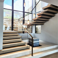Escalier personnalisé à double poutre avec marches en bois, main courante et balustrade en verre, escalier intérieur moderne