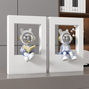 Nuovo Prodotto 2026: Ornamento da Scrivania Astronauta che Legge un Libro - Statua in Resina Dipinta a Mano Design Angelo dell'Amore per Mobile TV e Cantinetta - Product Image 6