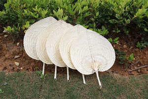 Abanicos de mano personalizables al por mayor de bambú vietnamita, con forma de corazón, tejidos a mano, de ratán y rafia, elegantes y en blanco. - Product Image 2
