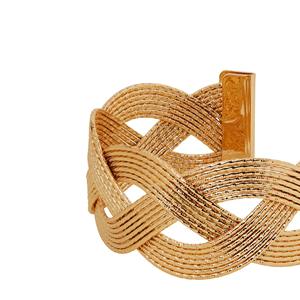 Bracelet manchette traditionnel fait main en résine écologique, texture chaîne tressée, doré - Product Image 4