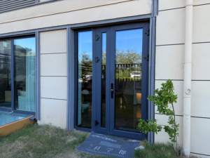 Portes battantes d'entrée en verre en alliage d'aluminium robustes et personnalisées pour villa - Product Image 1