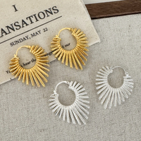 Boucles d'oreilles créoles vintage bohèmes texturées en forme d'aile de ventilateur, en laiton plaqué or véritable, en forme de plume, pour femme, bijoux de fête et de tous les jours