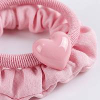 MUJU B216 Lot de 3 chouchous mignons pour enfants, 7 cm, en tissu, avec breloques cœur en résine, logo personnalisé, carte code-barres, prêt à la vente, MOQ