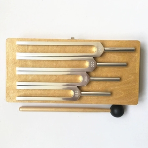 Kit de diapasons musicaux 256 320 384 512 Hz en gros, instrument pédagogique de vibration sonore pour laboratoire scolaire avec boîte de transport en bois - Product Image 4