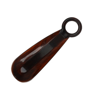 Mini calzador de plástico portátil y compacto para uso doméstico, para ponerse zapatos - Product Image 3