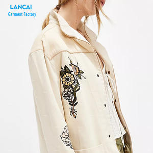 เสื้อแจ็กเก็ตผ้ายีนส์ปักลายดอกไม้มีปกคอเสื้อมีปุ่มปิดแผงความคมชัดด้านหน้าด้านหลังแอก - Product Image 4