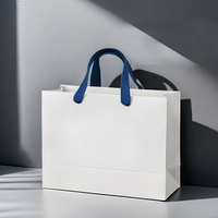 Sacs cadeaux de luxe en papier couché blanc avec logo personnalisé et ruban pour vêtements