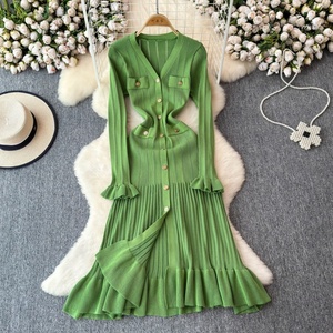 Robe pull en maille pour femme, nouvelle collection automne-hiver, personnalisée OEM, haute qualité, élégante, à volants, cintrée à la taille - Product Image 3