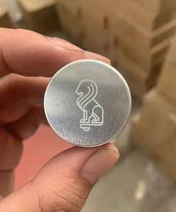 Bouchon en polymère personnalisable avec effet métallique brillant et logo imprimé, gravure laser, couvercle en bois - Product Image 4