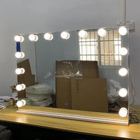 Table de toilette moderne de haute capacité en MDF premium avec miroir éclairé par LED, tiroirs à boutons en cristal pour la décoration intérieure