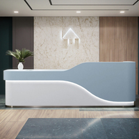 Bureau de réception en bois minimaliste moderne personnalisé pour hôtel centre commercial Salons de beauté Soins des ongles Magasins de vêtements Écoles Bars