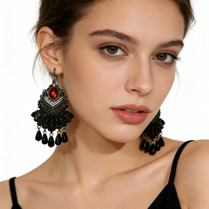 Orecchini Pendenti Gotici Vintage in Pizzo Nero con Nappe, Orecchini a Goccia con Cristallo Rosso Ovale Intarsiato e Frange, Gioielli per Orecchie a Gancio per Halloween - Product Image 4