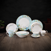 Service de table en porcelaine New Bone China avec assiettes à motif floral botanique bleu délicat et décoration sous glaçure pour marque privée