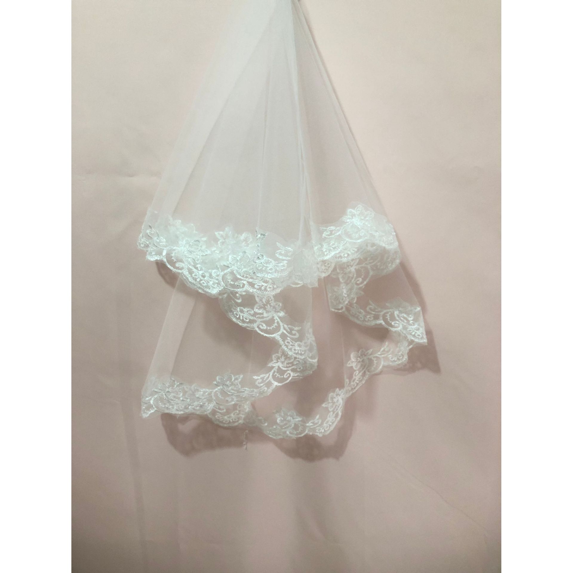 Off-white lace veil (1.5 meters)