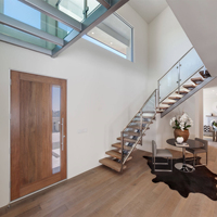 Escalier flottant monodirectionnel peu encombrant avec marches en bois massif et garde-corps en verre pour intérieur
