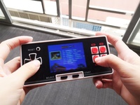 Console de jeu portable à écran de 2,8 pouces 8 bits au prix d'usine, 200 jeux rétro classiques, manette sans fil, prend en charge deux joueurs