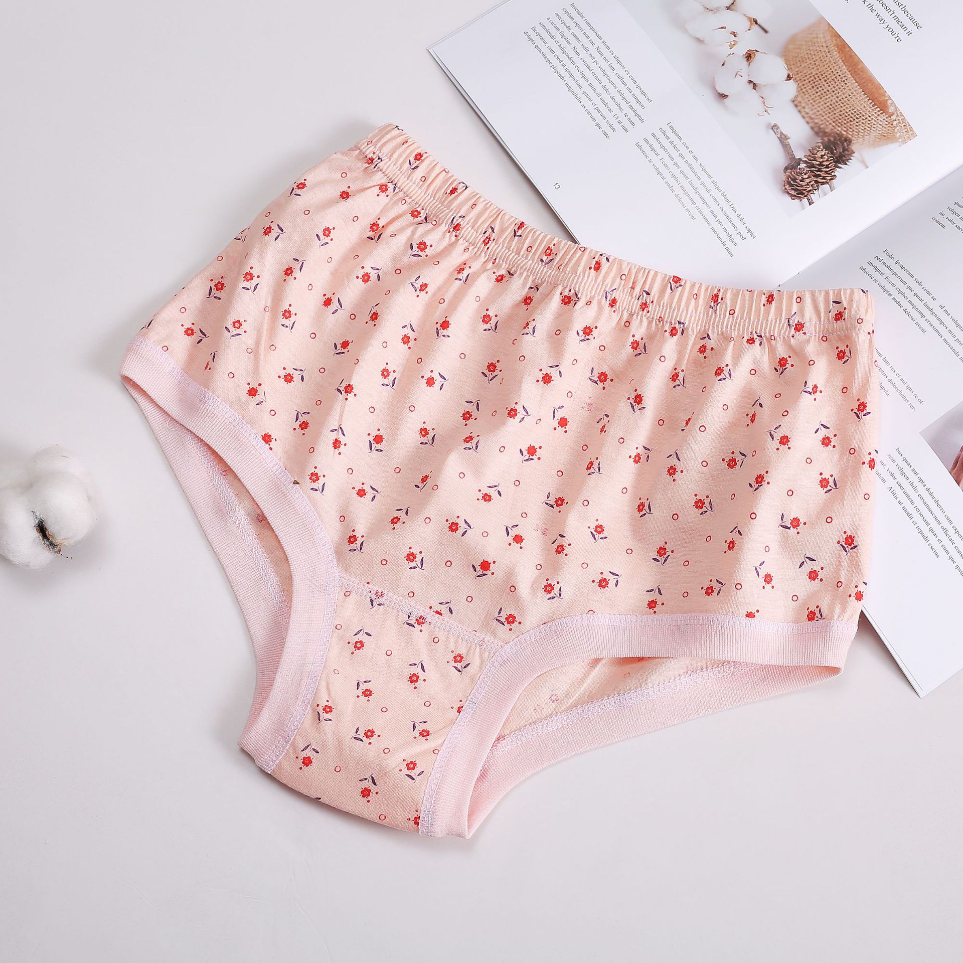 Kotib porno film Ular meni ormonga sudrab olib, sikishdi.