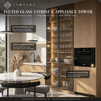 Meubles de cuisine modulaires modernes sans poignées bicolores, finition chêne naturel veiné, laque blanc cassé mat, verre cannelé Calacatta, OEM ODM