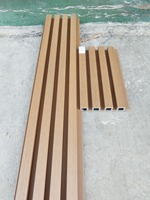 Panneau de bardage composite WPC en teck brun moderne 219*26mm, résistant à la pourriture, pour mur extérieur, balcon