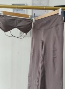Completi Yoga Donna Più Venduti: Nuova Tendenza Reggiseno Incrociato, Shorts a Vita a V Arricciati, Pantaloni Svasati, Tute Fitness Seamless Donna - Product Image 3