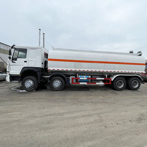 Camion-citerne Sinotruck HOWO avec transmission 8x4, 371 chevaux, camion industriel pour le transport de liquides, véhicule de transport de méthanol et d'éthanol - Product Image 3