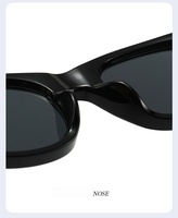 Lunettes de soleil carrées noires à monture intégrale avec verres en PC et protection UV400, colorées, tendance, durables, unisexes, pour les voyages