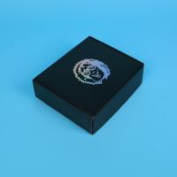 Caja de Cartón Reciclado Ecológica para Envíos de Ropa, con Logotipo Dorado Personalizado en Relieve, Corrugada, Plegable, con Recubrimiento UV, Reciclable