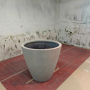 Ensemble de grands pots à fleurs en béton gris, design minimaliste moderne, jardinières durables pour l'extérieur - Product Image 1