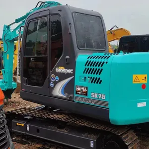 Excavatrice d'occasion Kobelco sk75 75SR 460, une petite machine industrielle fabriquée au Japon avec de bonnes conditions de vente